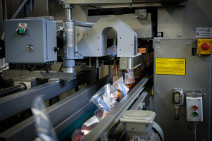 Zakjesmachine zakjes hangen